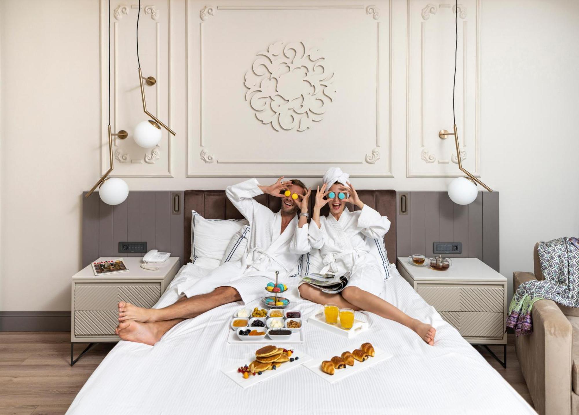 Swandor Hotels & Resorts - Topkapi Palace อันตัลยา ภายนอก รูปภาพ A couple in a hotel room
