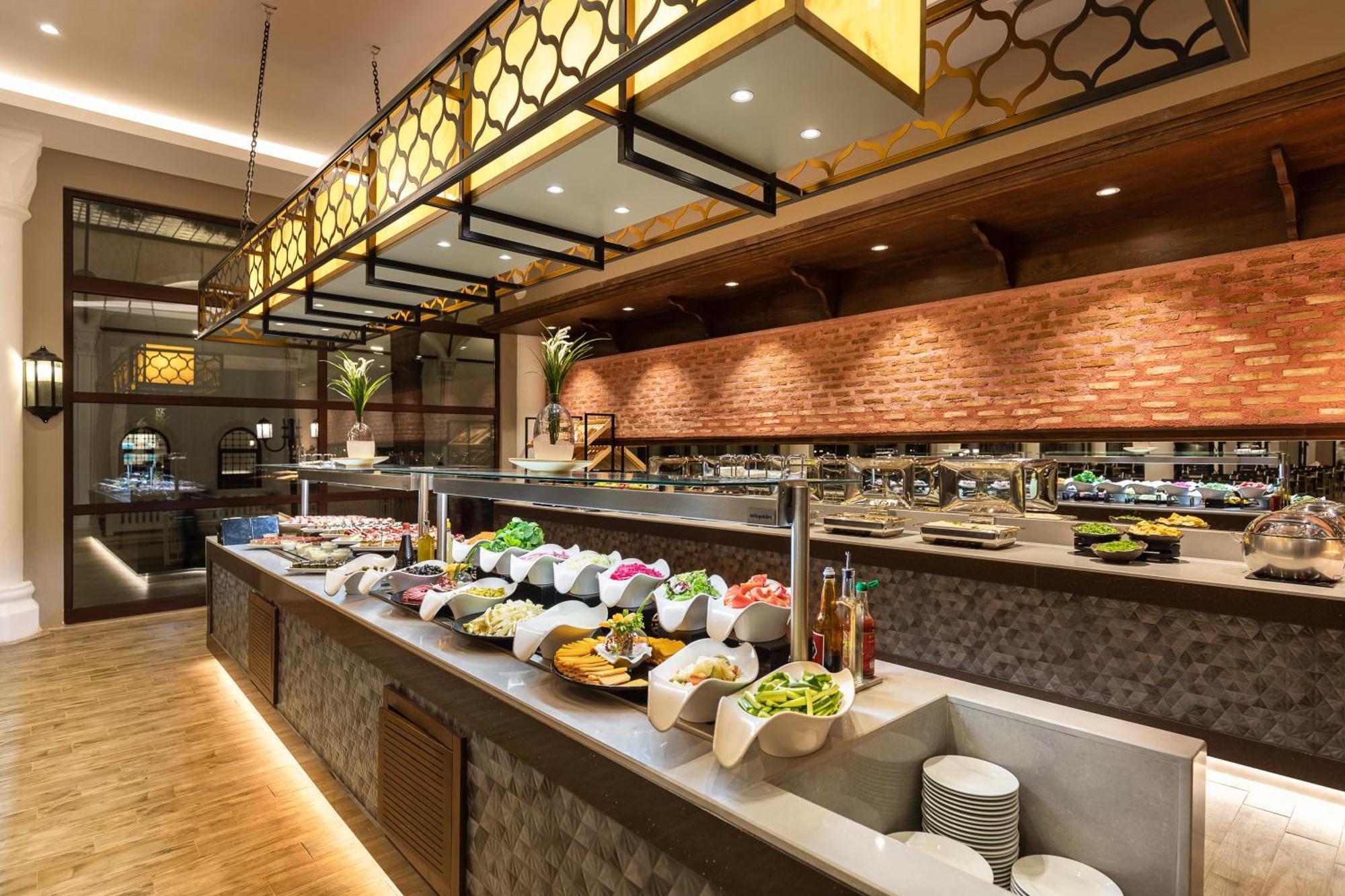 Swandor Hotels & Resorts - Topkapi Palace อันตัลยา ภายนอก รูปภาพ The buffet at the restaurant