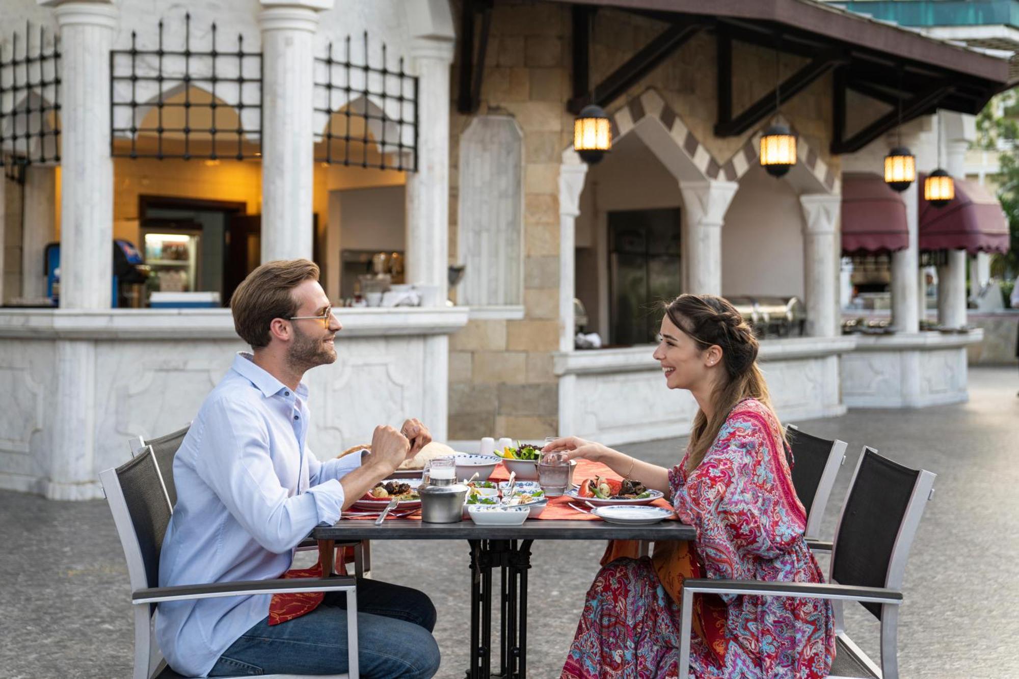 Swandor Hotels & Resorts - Topkapi Palace อันตัลยา ภายนอก รูปภาพ A couple dining at the resort
