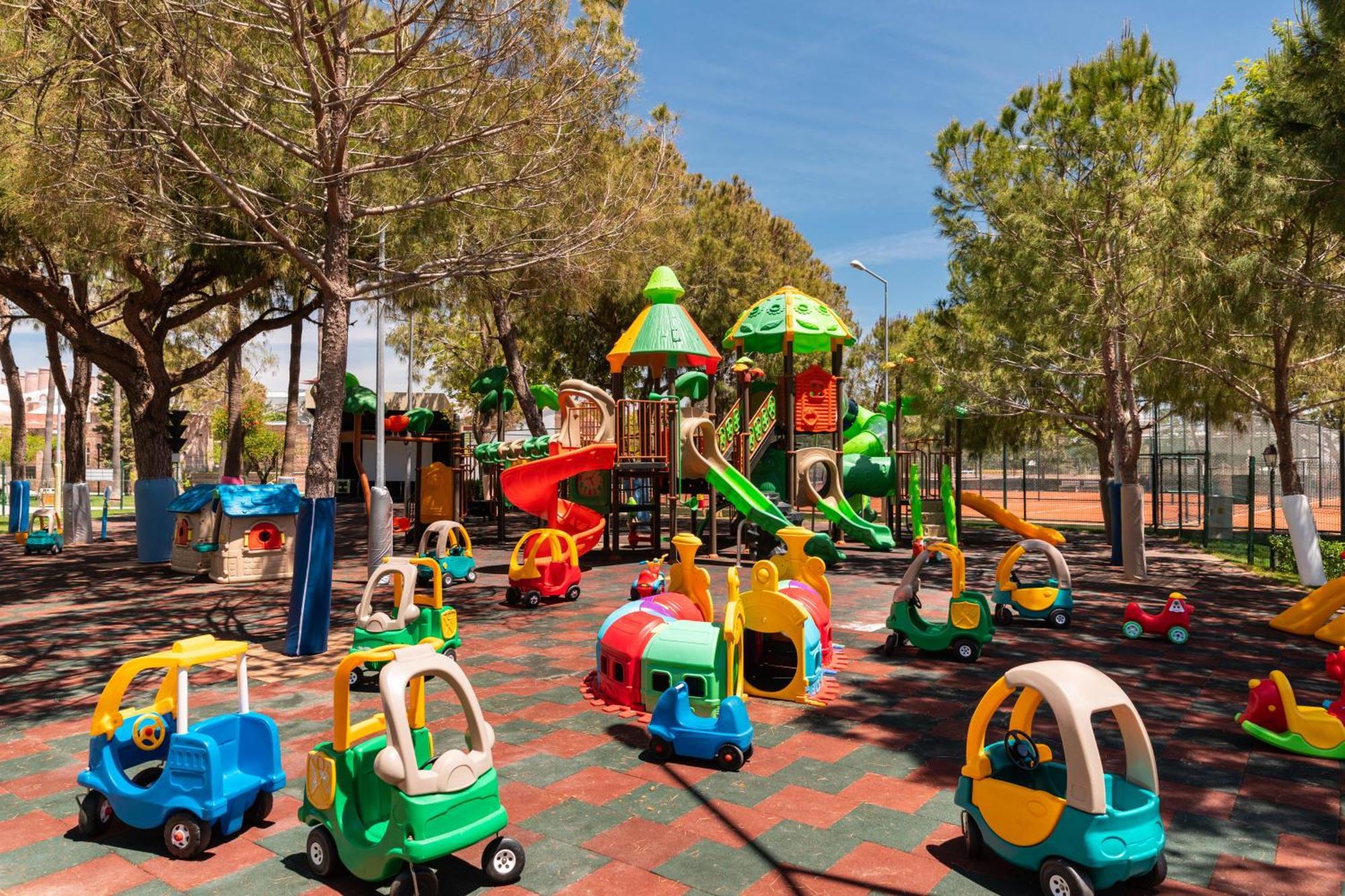 Swandor Hotels & Resorts - Topkapi Palace อันตัลยา ภายนอก รูปภาพ Playground in the park